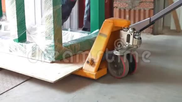 男性工人通过工厂用金属结构拉车视频的预览图