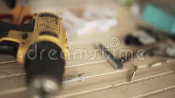 黄色机械驱动器钉子订书机金属工具放在桌子上视频的预览图