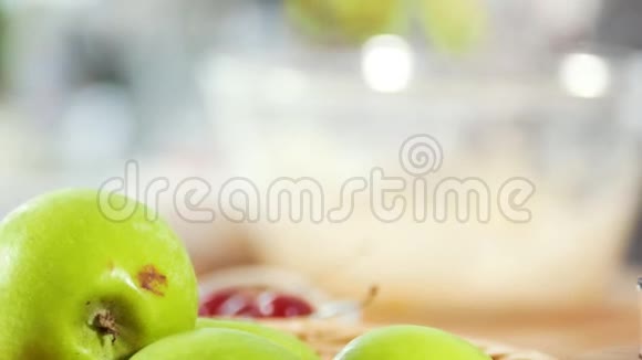 在烹饪室孩子们手前准备的桌子上放着绿苹果视频的预览图