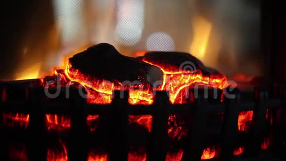 在壁炉里燃烧着火焰侧视漂亮的电壁炉室内设计理念侧视图视频的预览图