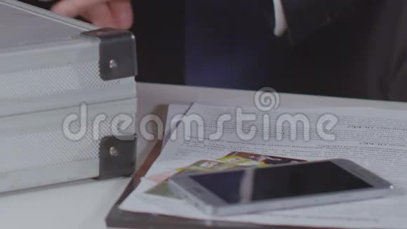 男人打开手提箱拿着一叠钱摆在桌子上金融犯罪视频的预览图