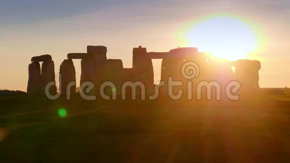 英国巨石阵上空美妙的日落视频的预览图