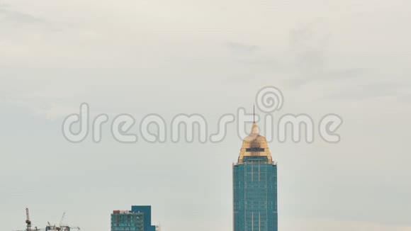 飞机飞过马尼拉市的摩天大楼和城市建筑菲律宾视频的预览图