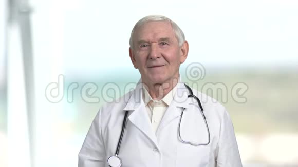 老年医生带着两包药丸和拇指视频的预览图