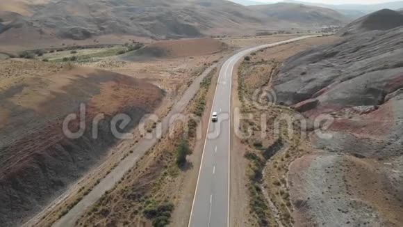 彩虹山的奇子山水红山阿塞拜疆西齐空中录像4k视频的预览图