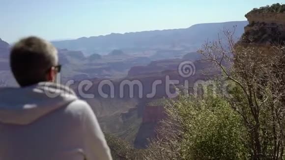在大峡谷行走的人视频的预览图