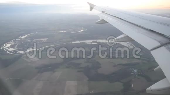 从飞机窗口到巴黎附近的景色视频的预览图
