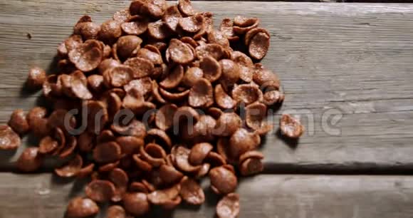 4k木桌上的巧克力玉米片视频的预览图
