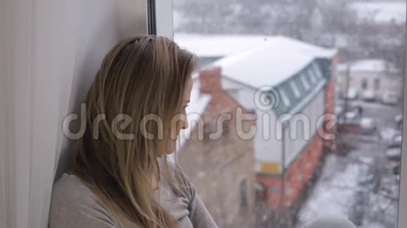 从窗外看雪的女人视频的预览图