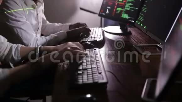 年轻的黑客团队在电脑上工作网络犯罪网络攻击概念视频的预览图