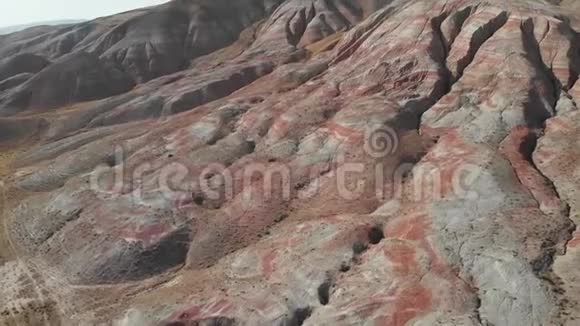 彩虹山的奇子山水红山阿塞拜疆西齐空中录像4k视频的预览图