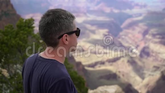 在大峡谷行走的人视频的预览图