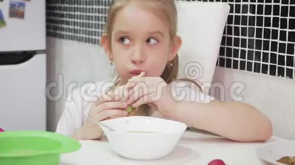 孩子在家吃汤小女孩吃晚饭视频的预览图