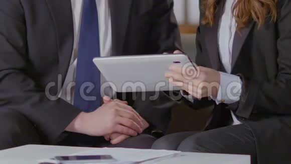 女助理向主任展示平板电脑会议名单和每日日程安排视频的预览图