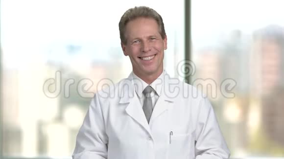性格开朗的白种人成熟的人穿着医疗服穿上听诊器视频的预览图