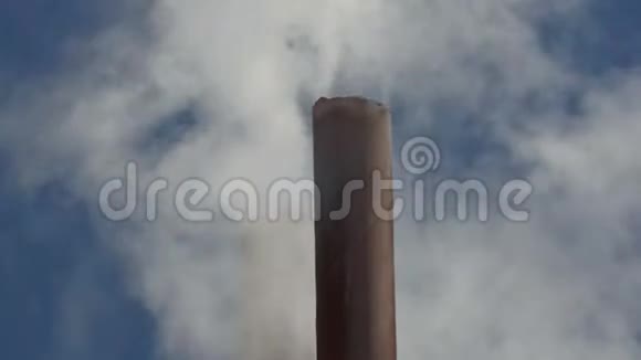 工厂烟囱排放的烟会释放空气污染和温室气体视频的预览图