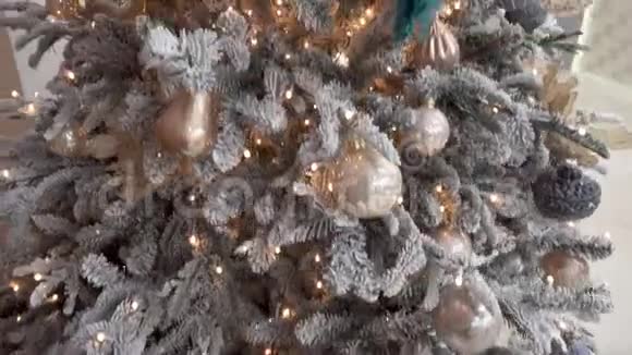 办公室里装饰的圣诞树视频的预览图
