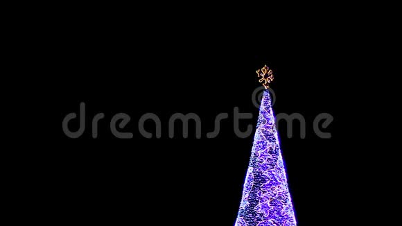通过巨大的装饰雪球假日观赏闪闪发光的圣诞树视频的预览图