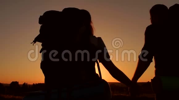 日落时分可爱的一对游客的剪影视频的预览图