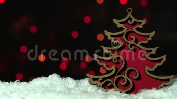 圣诞节装饰红色的木制圣诞树上的雪上闪耀的背景灯视频的预览图