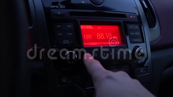 司机在玩汽车收音机视频的预览图