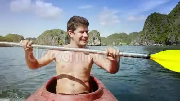 穿着裸托索的男子缓慢地与海湾和群岛对抗视频的预览图