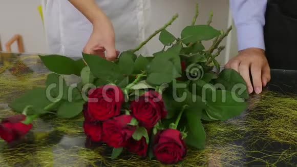 专业的花艺师花艺师花艺师花艺店的红玫瑰手工制作和花艺视频的预览图