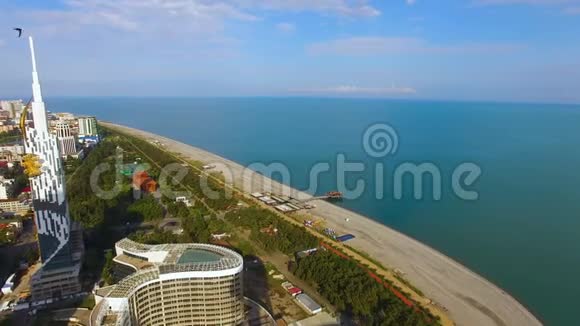 黑海度假小镇海滨地区巴统海滩和公园的鸟瞰图视频的预览图