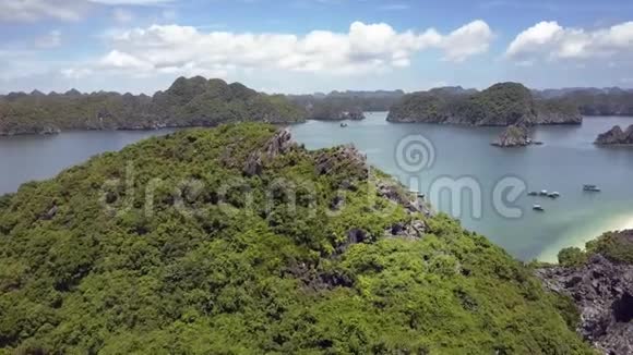 鸟瞰梦幻海洋湾群岛和悬崖上的少女视频的预览图