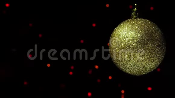 圣诞节装饰金球在波克闪烁花环背景视频的预览图