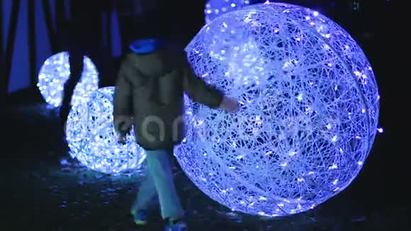 人们行走在用花环包裹的巨大装饰球之间神奇的时刻视频的预览图