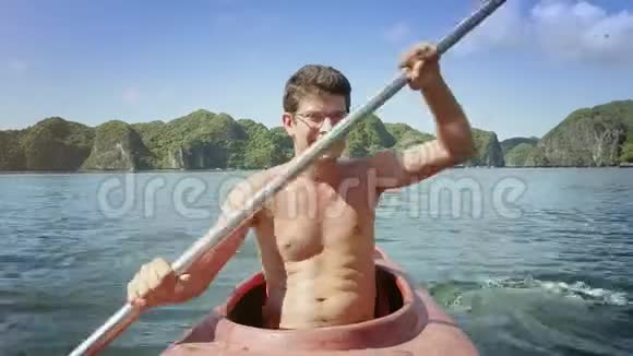 现代眼镜男用独木舟对抗绿岛视频的预览图