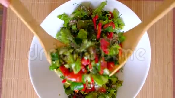 女人搅动一碗新鲜蔬菜沙拉视频的预览图