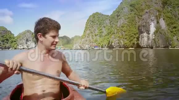 近卫男子与裸托索桨皮艇后退对离岛视频的预览图