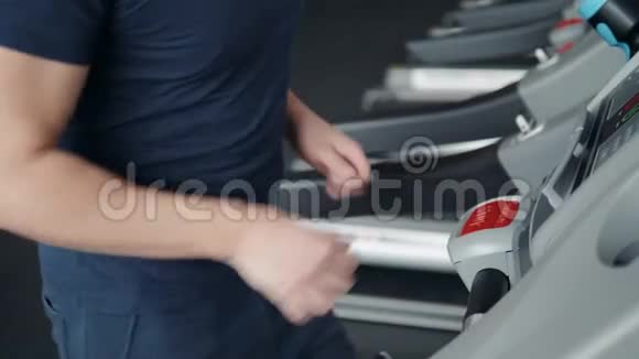 关闭跑步机上的人手指按停止按钮健身房安全训练结束视频的预览图