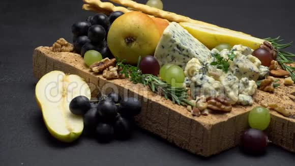 软木木质服务板上的蓝色奶酪和水果视频的预览图