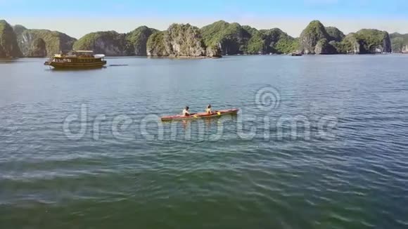客船乘客乘坐独木舟在海中逆山漂流视频的预览图
