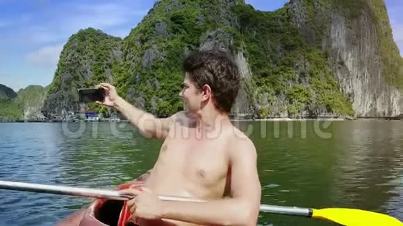 穿着独木舟对抗落基岛的男人视频的预览图