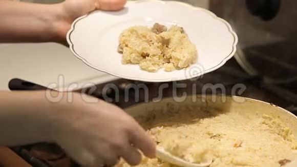 家庭主妇在家里厨房里试着煮皮拉夫视频的预览图