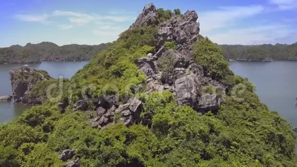 无人驾驶向岛山移动女孩在岩石上展示利肯斯视频的预览图