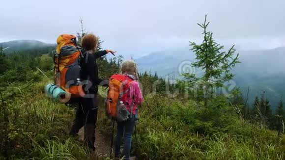 家人在山林徒步旅行视频的预览图