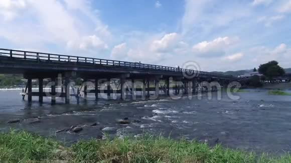 过河的桥视频的预览图
