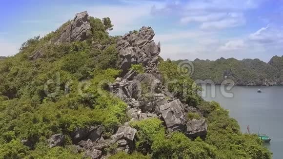 弗利坎展示了美丽的悬崖岛和岩石间的女人视频的预览图