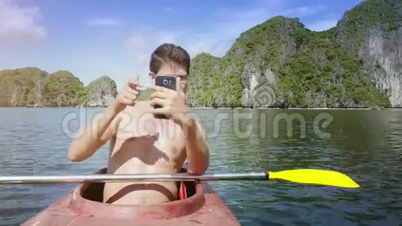 戴眼镜的特写镜头让赛尔夫穿上独木舟视频的预览图