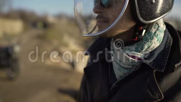 戴黑色防护头盔的职业骑手或摩托车手的肖像视频的预览图