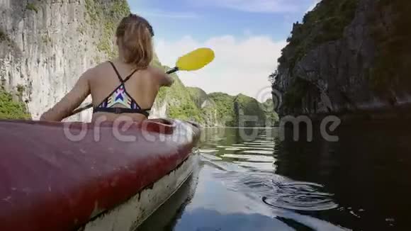 在陡峭的悬崖间穿独木舟的女性视频的预览图