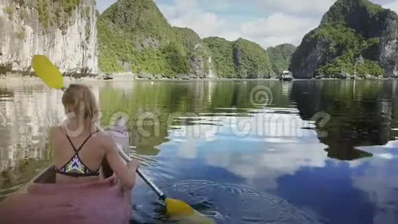 后排少女在海湾与绿岛和落基岛划船视频的预览图