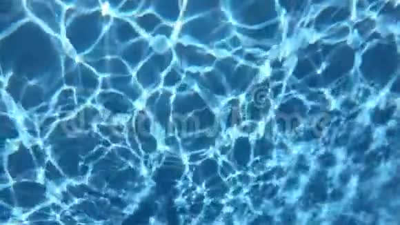 在水池中的水流下缓慢运动视频的预览图