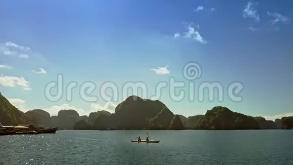 无人机在云影下展示海湾独木舟中的人视频的预览图