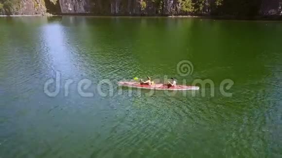 无人机显示人们在洛基海岸独木舟视频的预览图